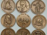 six types différents de pièces en bronze sont représentés sur un fond blanc