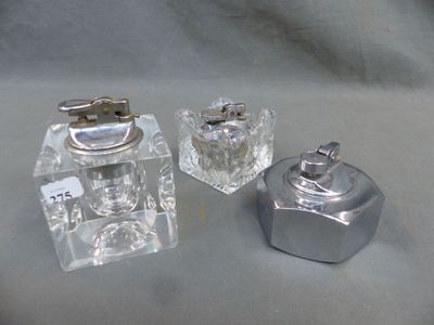3 briquets de table en métal, verre et cristal.