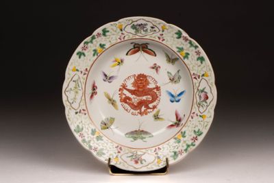 Plat en porcelaine à décor émaillé de la famille rose, au ce…