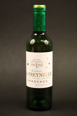 une bouteille de vin posée sur une table