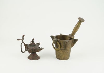 une paire de mortiers anciens en laiton et une vieille lampe à huile en laiton