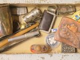une boîte contenant divers objets sur une table