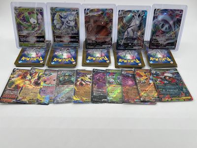 Le jeu de cartes à collectionner Pokémon est exposé sur une table.