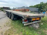un camion à plateau garé sur le bord de la route