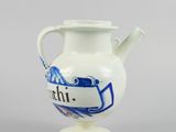un vase blanc orné d'un motif bleu et blanc