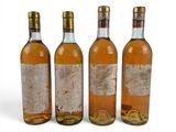 trois bouteilles de vin posées les unes à côté des autres sur une surface blanche