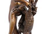 statue en bronze représentant un garçon avec un lapin, posée sur un socle