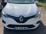 la voiture blanche est garée dans le parking à côté d'autres voitures