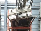 une grande pile d'objets métalliques posée sur un chariot rouge