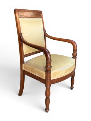 l'image d'une chaise en bois avec une assise rembourrée de couleur beige