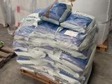 une palette remplie de sacs de ciment dans un entrepôt