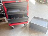 une photo d'un garage avec un chariot à outils et des outils
