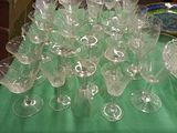 de nombreux verres à vin vides posés sur une table verte