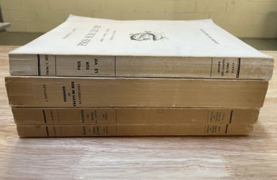 plusieurs livres sont empilés sur une table