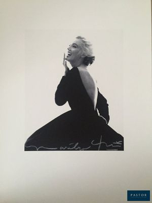 une image représentant une photo en noir et blanc d'une femme en robe