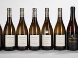 six bouteilles de vin alignées sur une table