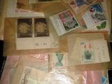 de nombreux types de timbres différents sur une feuille de papier