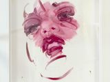 tableau représentant le visage d'une femme, dans un cadre blanc, accroché au mur