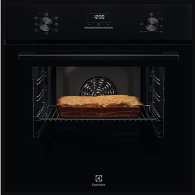 la porte du four est ouverte et il y a une miche de pain à l'intérieur