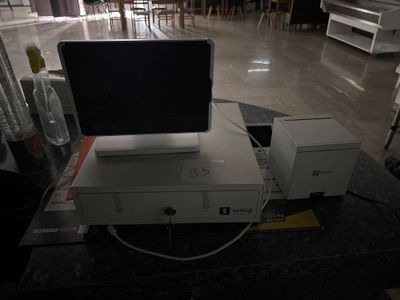 un ordinateur portable posé sur une boîte blanche