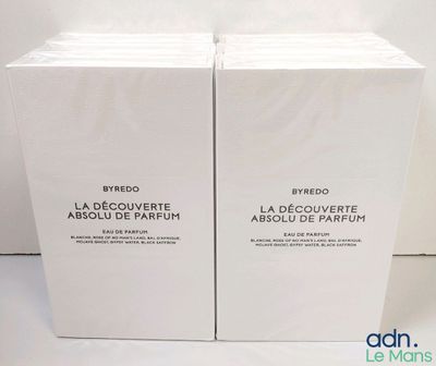 Voici deux boîtes de parfum posées sur une surface blanche