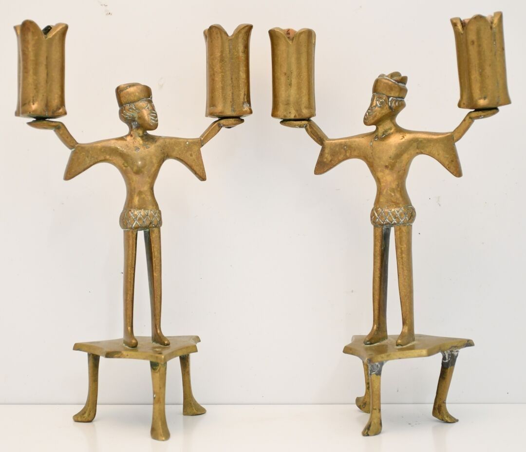 Paire de flambeaux à deux bras de lumière en bronze à fut en…