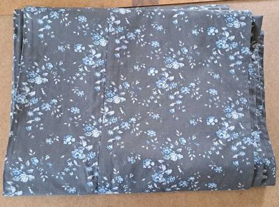 un morceau de tissu posé sur une boîte en carton