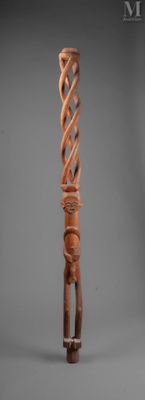 une image représentant une sculpture en bois d'une personne tenant une canne