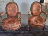 two chairs that are sitting next to each other on a rug