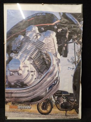 une photo d'une photo d'une moto exposée