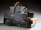 une petite maquette de train exposée sur une table