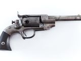 un vieux revolver sur fond blanc, avec une crosse noire