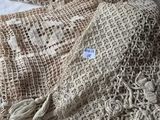 deux sacs posés sur une table