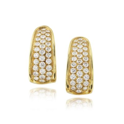 une paire de boucles d'oreilles en diamant en or jaune