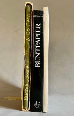 deux livres posés l'un sur l'autre sur une table