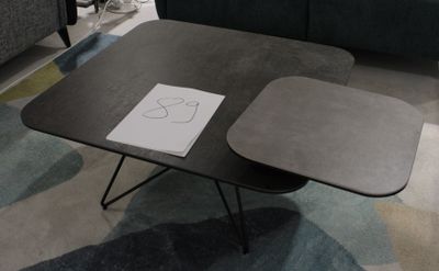 une table basse sur laquelle est posé un dessin, dans un salon