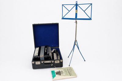 une valise contenant un pupitre et un livre