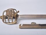 un objet en métal sur lequel est représenté un lion et un briquet
