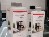 deux bouteilles de café sur le comptoir du magasin