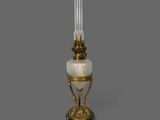 une lampe à l'ancienne surmontée d'un abat-jour en verre