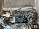 une boîte à outils contenant des outils, posée sur le sol