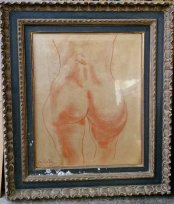 une image représentant un tableau représentant les fesses d'une femme, dans un cadre doré