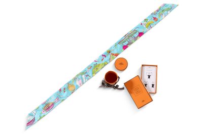 une cravate et une tasse de café posées sur une table
