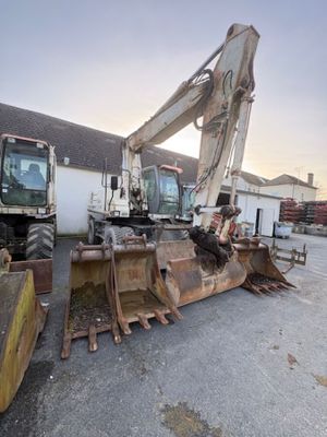 Pelle sur roues HITACHI 180 W équipé 6 godets -Heures: 6888