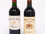deux bouteilles de vin posées l'une à côté de l'autre sur une table