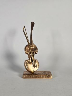 sculpture en laiton représentant un homme jouant du violon, posée sur un socle en marbre