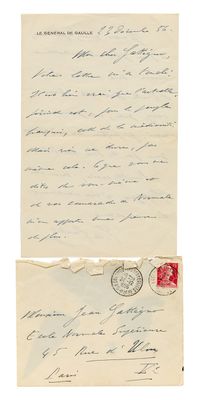 un gros plan d'un morceau de papier sur lequel est apposé un timbre