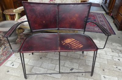 Petite BANQUETTE en métal et assise en cuir légèrement gondo…