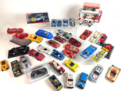 un grand nombre de petites voitures posées sur une table