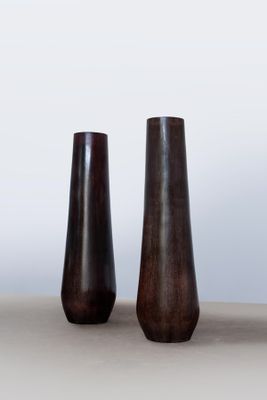 trois vases posés sur une table